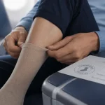 Avion bas contention : voyageur met un bas de contention mi-bas pour soulager la circulation